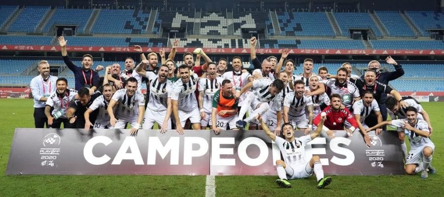 La plantilla celebra el ascenso en La Rosaleda La plantilla celebra el ascenso en La Rosaleda