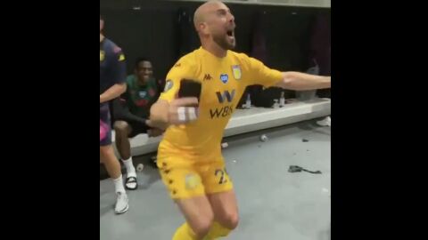 Pepe Reina celebra la salvaci&oacute;n del Aston Villa.