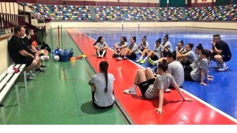 &Aacute;lex Jim&eacute;nez da instrucciones a sus jugadoras en la pista del pabell&oacute;n Esperanza Lag.