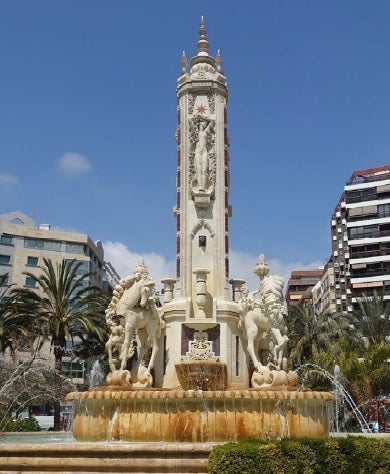 El Ayuntamiento de Alicante restaura la fuente de la Plaza de los Luceros con unas obras de más de 300.000 euros El Ayuntamiento de Alicante restaura la fuente de la Plaza de los Luceros con unas obras de más de 300.000 euros