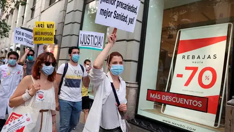 Los médicos internos residentes (MIR) de Madrid, en una jornada de huelga. Los médicos internos residentes (MIR) de Madrid, en una jornada de huelga.