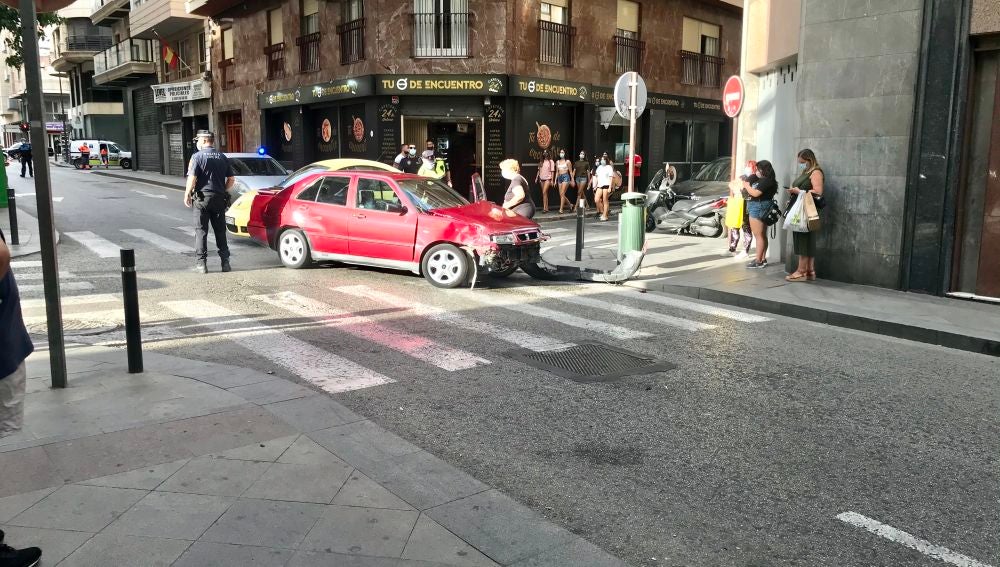 Accidente entre dos coches en el cruce entre Porta d'Alacant y San Vicente.