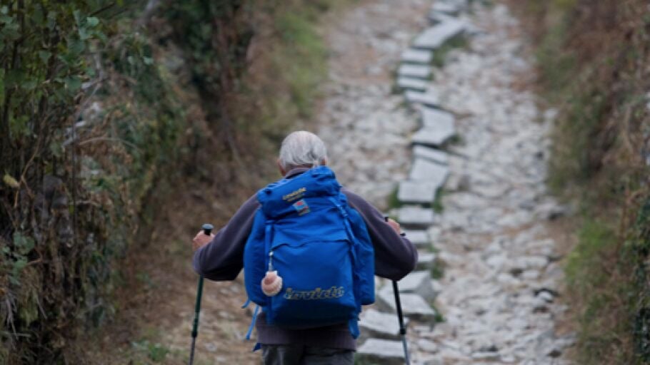 Un peregrino hace el camino de Santiago