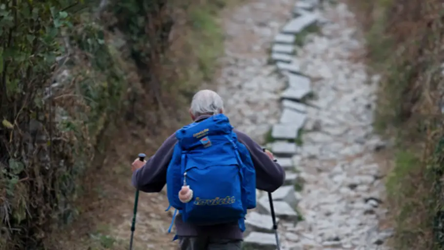 Un peregrino hace el camino de Santiago Un peregrino hace el camino de Santiago