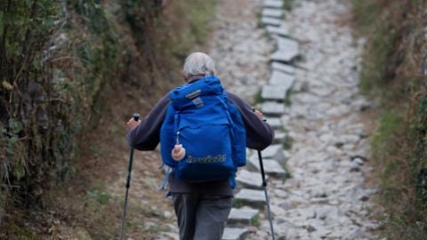 Un peregrino hace el camino de Santiago