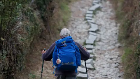 Un peregrino hace el camino de Santiago Un peregrino hace el camino de Santiago