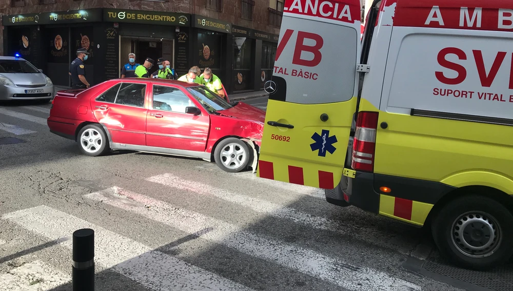 Así ha quedado el coche que ha colisionado con otro que bajaba por la calle Porta d'Alacant.