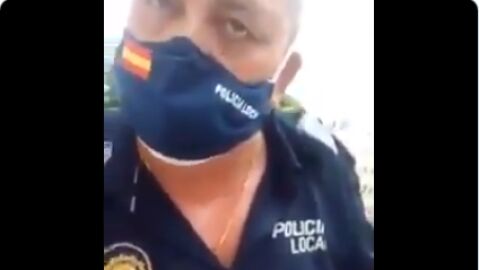 V&iacute;deo viral de un polic&iacute;a que explica a una mujer que no puede ir sin mascarilla