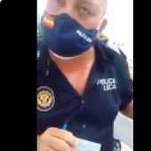 Vídeo viral de un policía que explica a una mujer que no puede ir sin mascarilla