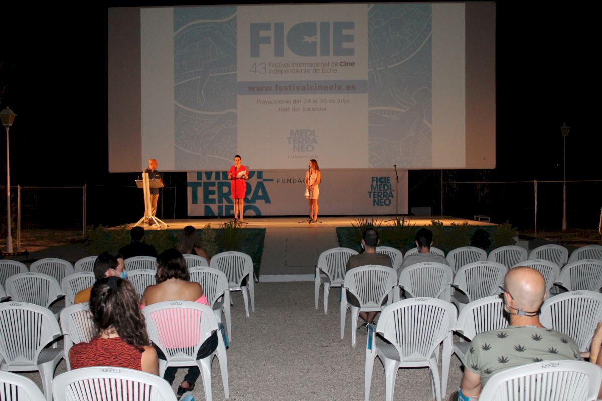 Éxito total de las primeras sesiones de proyección del Festival de Cine de Elche en el Hort del Xocolater Éxito total de las primeras sesiones de proyección del Festival de Cine de Elche en el Hort del Xocolater