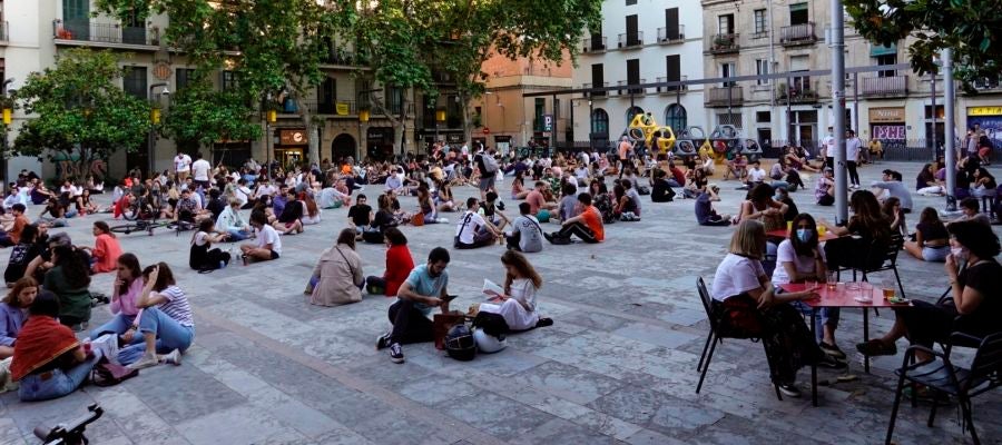 Multitud de jóvenes toman cervezas en la plaza del Sol del barrio de Gracia de Barcelona Multitud de jóvenes toman cervezas en la plaza del Sol del barrio de Gracia de Barcelona