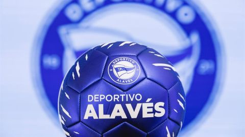 El Alav&eacute;s presenta su nuevo escudo para celebrar sus 100 a&ntilde;os de historia