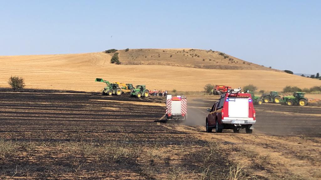 Un hombre resulta herido al intentar apagar un incendio en Paredes de Nava Un hombre resulta herido al intentar apagar un incendio en Paredes de Nava