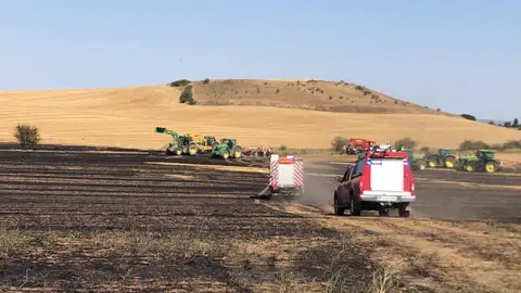 Un hombre resulta herido al intentar apagar un incendio en Paredes de Nava Incendios
