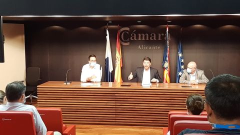 Luis Barcala, acompa&ntilde;ado de los concejales de Tr&aacute;fico, Jose Ram&oacute;n Gonz&aacute;lez, y de Urbanismo, Adri&aacute;n Santos