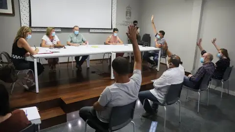 l PP y los dos ediles díscolos votando en contra de la urgencia del pleno del pasado martes l PP y los dos ediles díscolos votando en contra de la urgencia del pleno del pasado martes