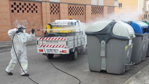 Un operario desinfecta contenedor
