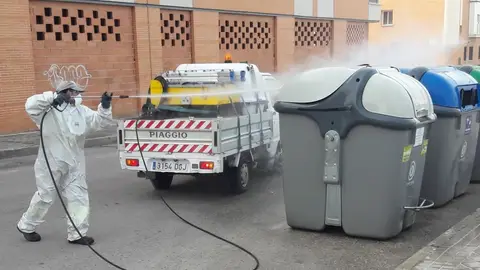 Limpieza calles de Alcázar Un operario desinfecta contenedor