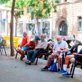 Gente con mascarillas en una calle del barrio de El Carmel de Barcelona