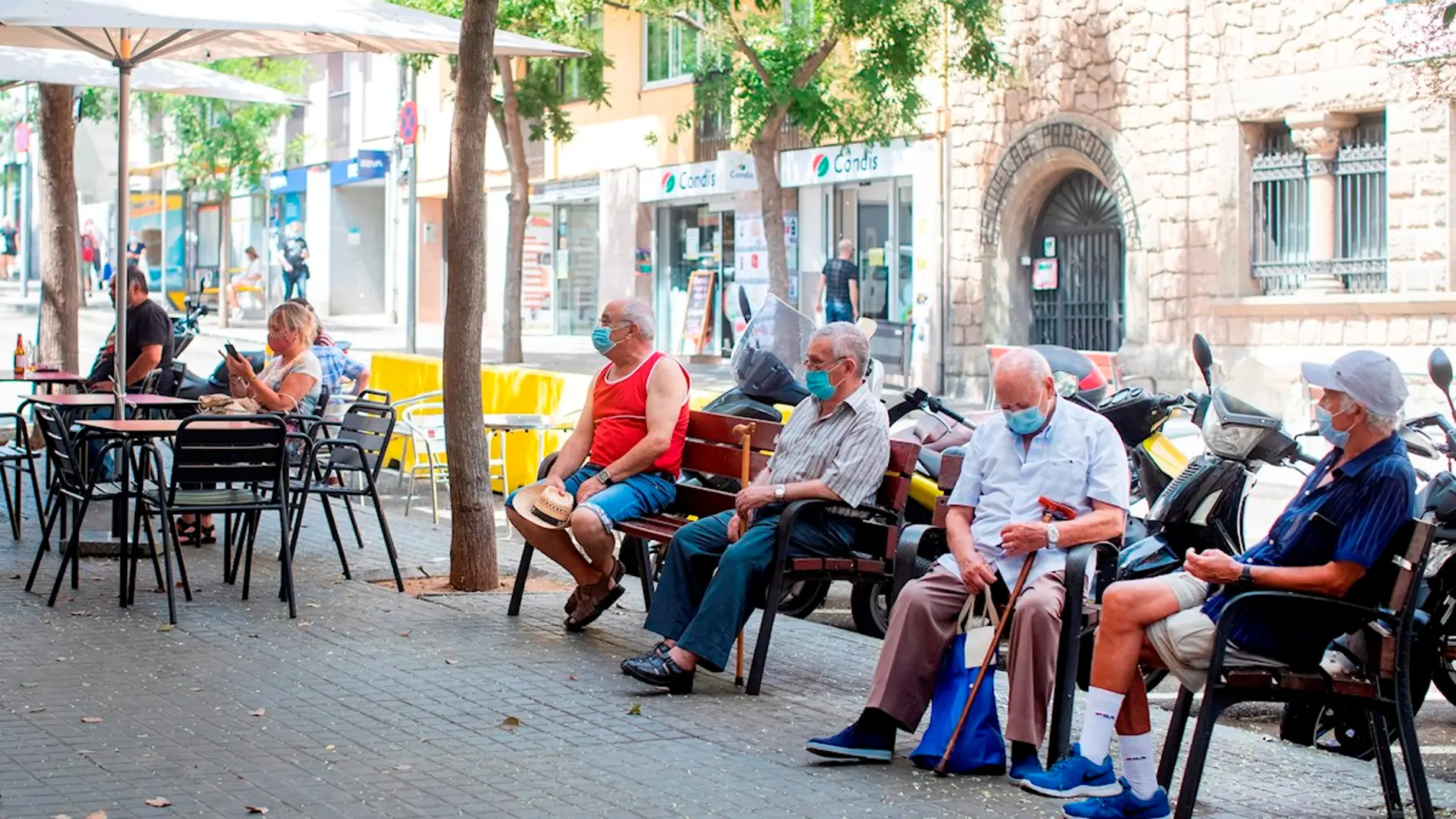 Gente con mascarillas en una calle del barrio de El Carmel de Barcelona Gente con mascarillas en una calle del barrio de El Carmel de Barcelona
