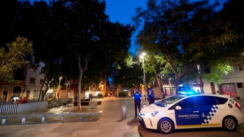 Una patrulla de la Guardia Urbana por las plazas del Barrio de Gracia para impedir el botell&oacute;n