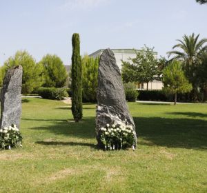 Monolito de la UMH de Elche en memoria de las víctimas de la pandemia del coronavirus. Monolito de la UMH de Elche en memoria de las víctimas de la pandemia del coronavirus.