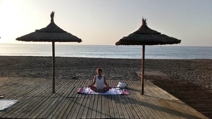 Kundalini Yoga en la playa de la mano de Ana Carvajal Kundalini Yoga en la playa de la mano de Ana Carvajal