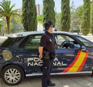 Un Policía Nacional libre de servicio evitó el robo a una persona de 85 años Un Policía Nacional libre de servicio evitó el robo a una persona de 85 años