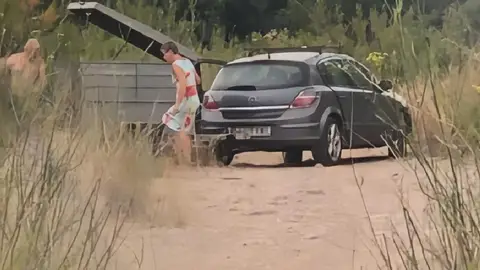 La Policía Local pilla in fraganti a los vecinos depositando enseres en la rambla. 3.000 euros de multa por un acto incívico y perjudicial para el medio ambiente.