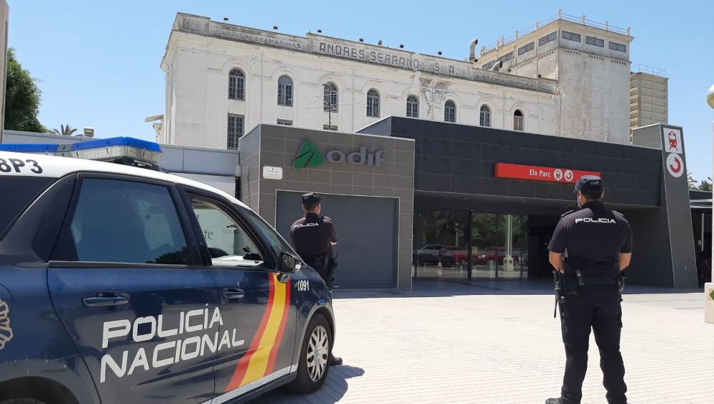 Agentes de la Policía Nacional junto a la estación de Renfe de Elche.