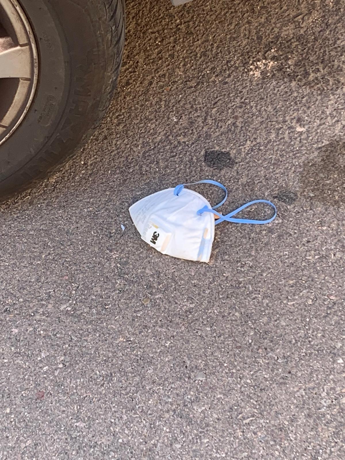 Santa Eugènia multará con 300 euros a quien tire mascarillas y guantes en la calle Santa Eugènia multará con 300 euros a quien tire mascarillas y guantes en la calle