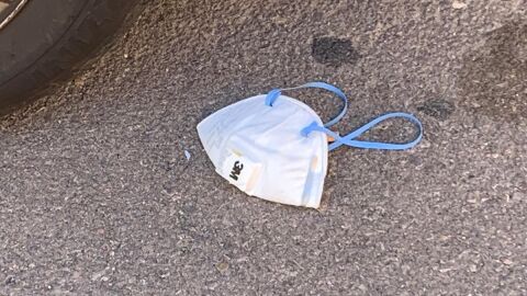 Mascarilla usada y tirada en la calle 