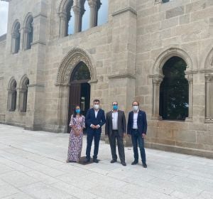Conselleiro de Cultura y Turismo, Román Rodríguez, acompañado por el director general de Políticas Culturales, Anxo M. Lorenzo, en la nueva sede del Archivo Histórico Provincial Conselleiro de Cultura y Turismo, Román Rodríguez, acompañado por el director general de Políticas Culturales, Anxo M. Lorenzo, en la nueva sede del Archivo Histórico Provincial