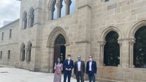 Conselleiro de Cultura y Turismo, Rom&aacute;n Rodr&iacute;guez, acompa&ntilde;ado por el director general de Pol&iacute;ticas Culturales, Anxo M. Lorenzo, en la nueva sede del Archivo Hist&oacute;rico Provincial 