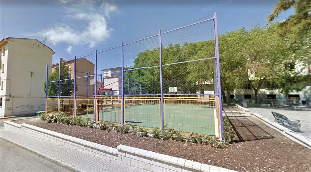 El Ayuntamiento de Elda invierte más de 18.000 euros en la remodelación de la pista polideportiva de la calle Plutón El Ayuntamiento de Elda invierte más de 18.000 euros en la remodelación de la pista polideportiva de la calle Plutón