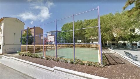 El Ayuntamiento de Elda invierte m&aacute;s de 18.000 euros en la remodelaci&oacute;n de la pista multideportiva de la calle Plut&oacute;n 