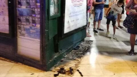 El quiosco da&ntilde;ado fue desplazado por el fuerte impacto de un coche.