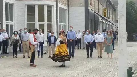 REEMPLAZO Los Reyes llegan a Cantabria y son recibidos con una jota montañesa REEMPLAZO Los Reyes llegan a Cantabria y son recibidos con una jota montañesa