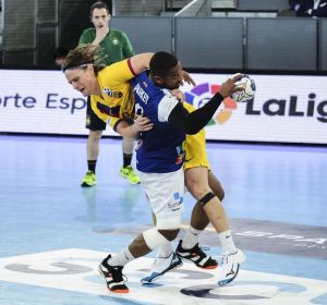 Imagen del partido correspondiente a la final de Copa entre el Club Balonmano Benidorm y el FC Barcelona Imagen del partido correspondiente a la final de Copa entre el Club Balonmano Benidorm y el FC Barcelona