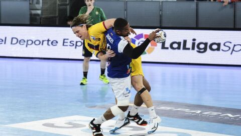 Imagen del partido correspondiente a la final de Copa entre el Club Balonmano Benidorm y el FC Barcelona
