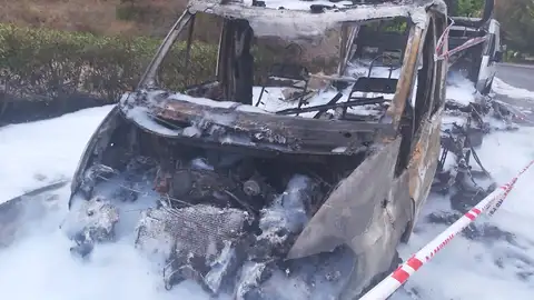 Así quedó la autocaravana de Juan Cassá Calcinada, tras un acto vandálico que ya ha puesto en conocimiento de la Policía
