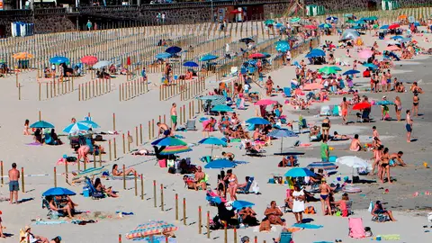Decenas de personas en la Playa de Silgar en Sanxenxo Decenas de personas en la Playa de Silgar en Sanxenxo