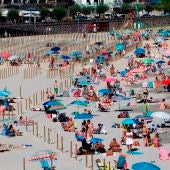 Decenas de personas en la Playa de Silgar en Sanxenxo