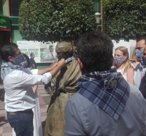 José Manuel Caballero ha impuesto el pañuelo de yerbas a la estatua de Dulcinea José Manuel Caballero ha impuesto el pañuelo de yerbas a la estatua de Dulcinea
