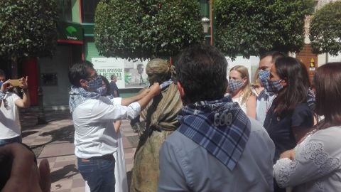 Jos&eacute; Manuel Caballero ha impuesto el pa&ntilde;uelo de yerbas a la estatua de Dulcinea