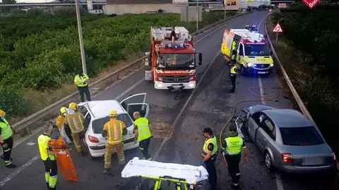 Bomberos Asistiendo en Accidente de tráfico Bomberos Asistiendo en Accidente de tráfico
