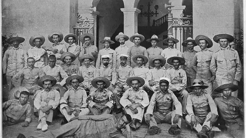 Los últimos de filipinas Los supervivientes del destacamento de Baler fotografiados el 2 de septiembre de 1899 en el patio del cuartel Jaime I de Barcelona (actualmente uno de los campus de la Universidad Pompeu Fabra) a su llegada a la península.