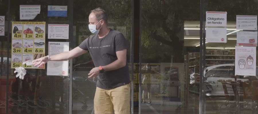 Ciudadano tirando guantes en Palma Ciudadano tirando guantes en Palma