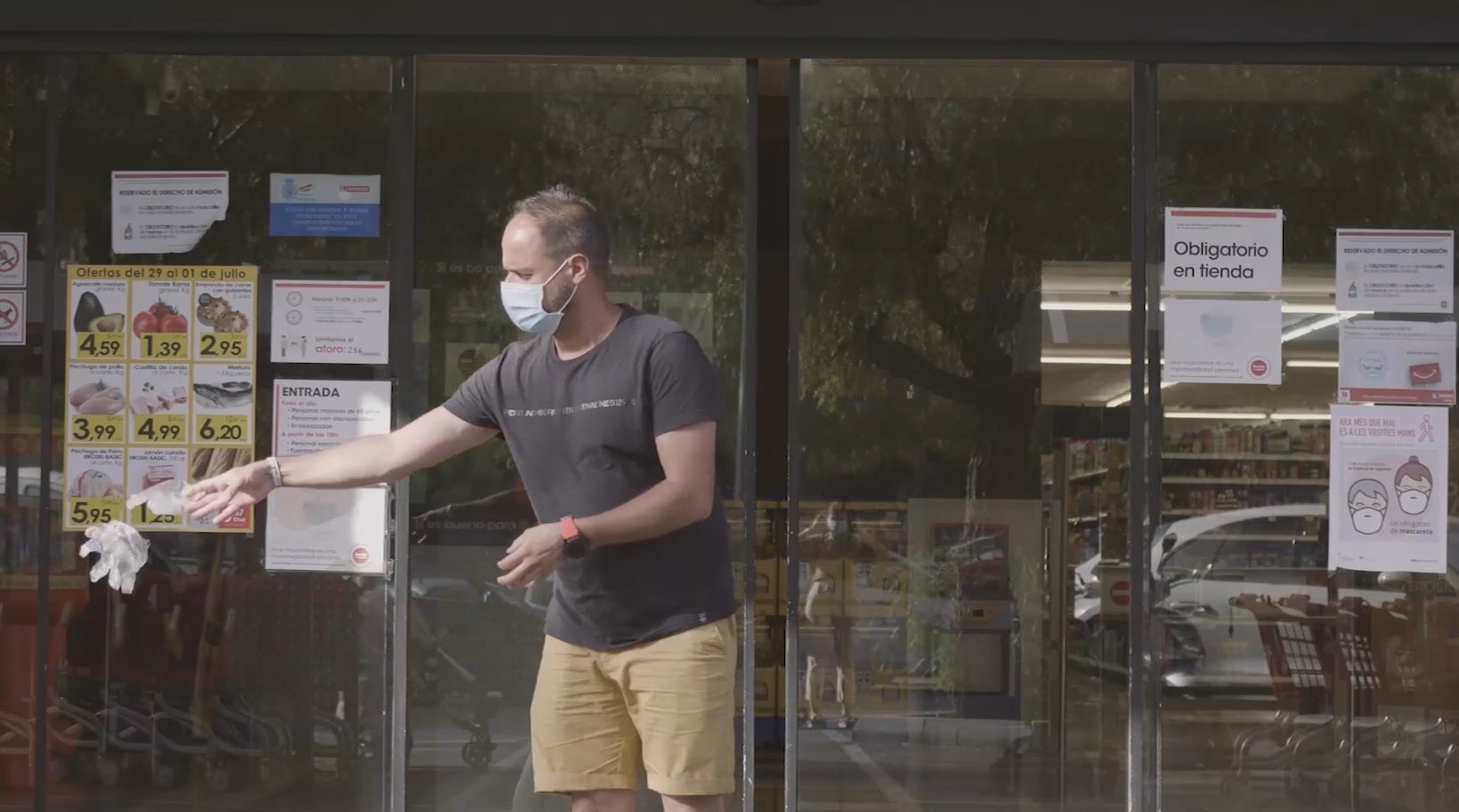 Cort pide en una campaña que no se tiren al suelo guantes ni mascarillas Cort pide en una campaña que no se tiren al suelo guantes ni mascarillas