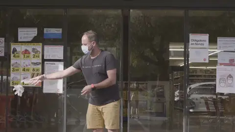 Ciudadano tirando guantes en Palma Coronavirus mascarillas y guantes